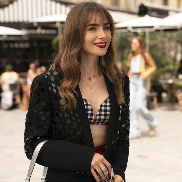 Челка как у Лили Коллинз в сериале «Эмили в Париже» — самая модная стрижка на осень 2022