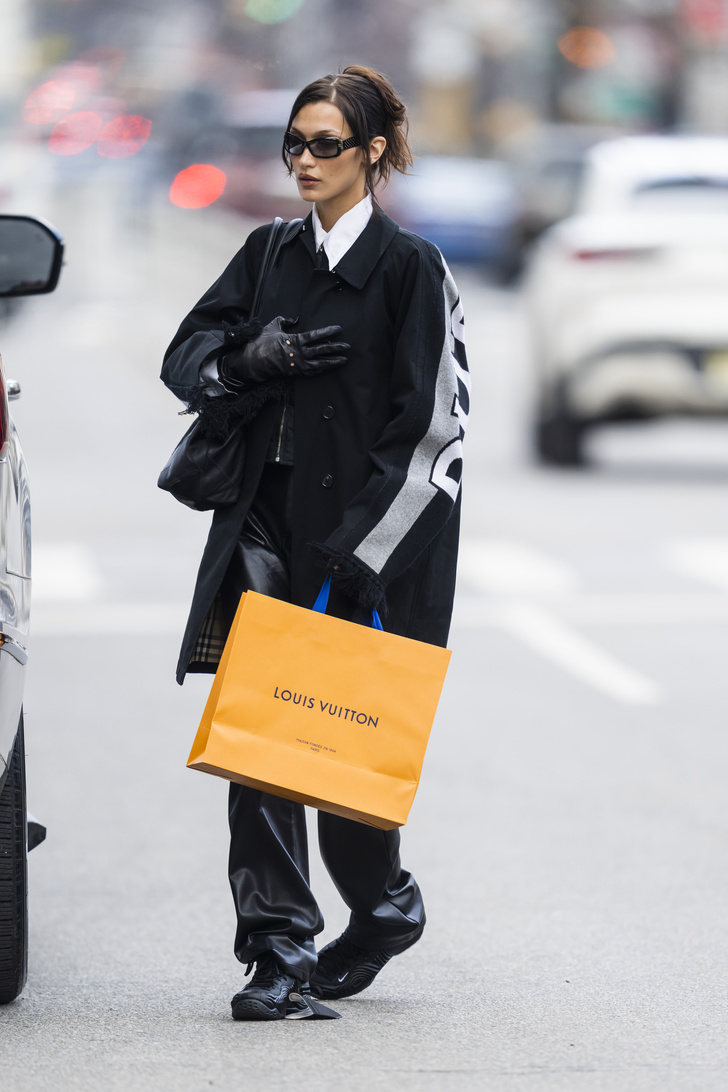 Весна в городе: Белла Хадид в тренче Burberry и кожаных брюках демонстрирует самый модный образ