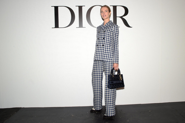 Фото №1 - Строгая элегантность: Наталья Водянова в брючном костюме в клетку на показе Dior