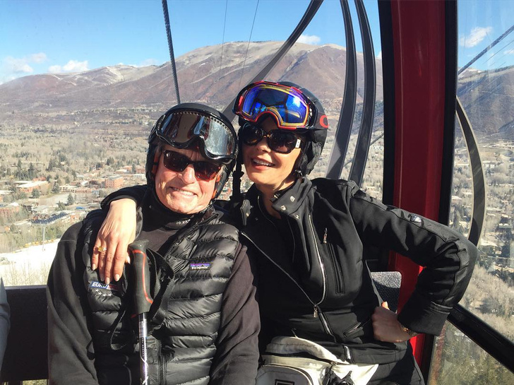 Фото дня: Кэтрин Зета-Джонс и Майкл Дуглас катаются на лыжах в Аспене
