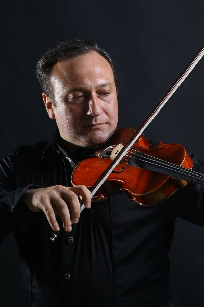 Армен профессионально играет на скрипке