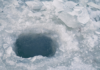 Почему вода в проруби не доходит до верхней кромки льда?