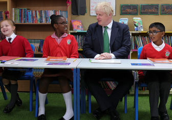 Британский премьер-министр пошел в школу