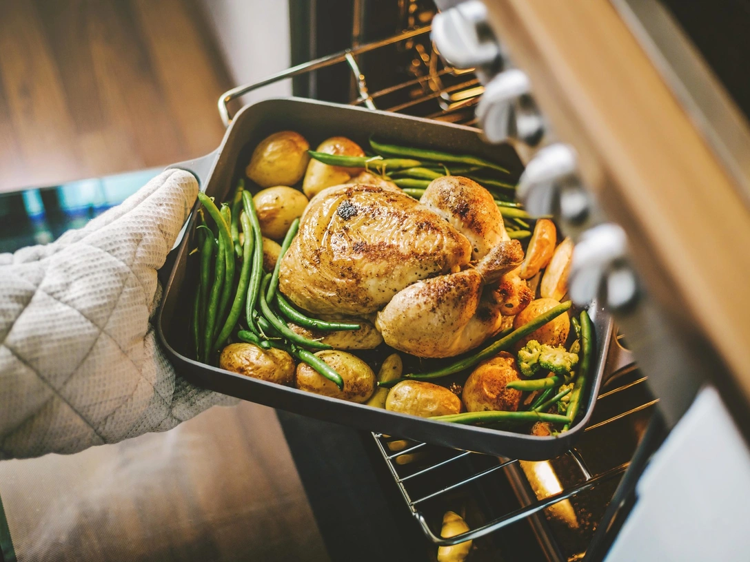 Ужин испорчен: 9 главных ошибок приготовления курицы, которые делают мясо жестким и невкусным | marieclaire.ru