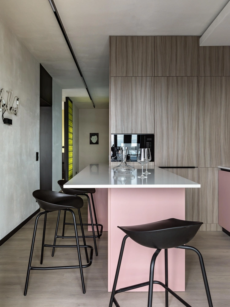 Корпусная мебель изготовлена по индивидуальным эскизам авторов проекта. | Источник: Егор Пясковский. Стиль: Юлия Мамедова