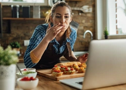Слишком рискованно: 6 кулинарных ошибок, которые делают блюдо опасным для здоровья