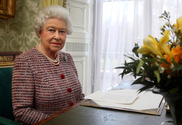 «Бережет каждую копейку»: Елизавета II использует постельное белье 24-летней давности и перерабатывает старые газеты