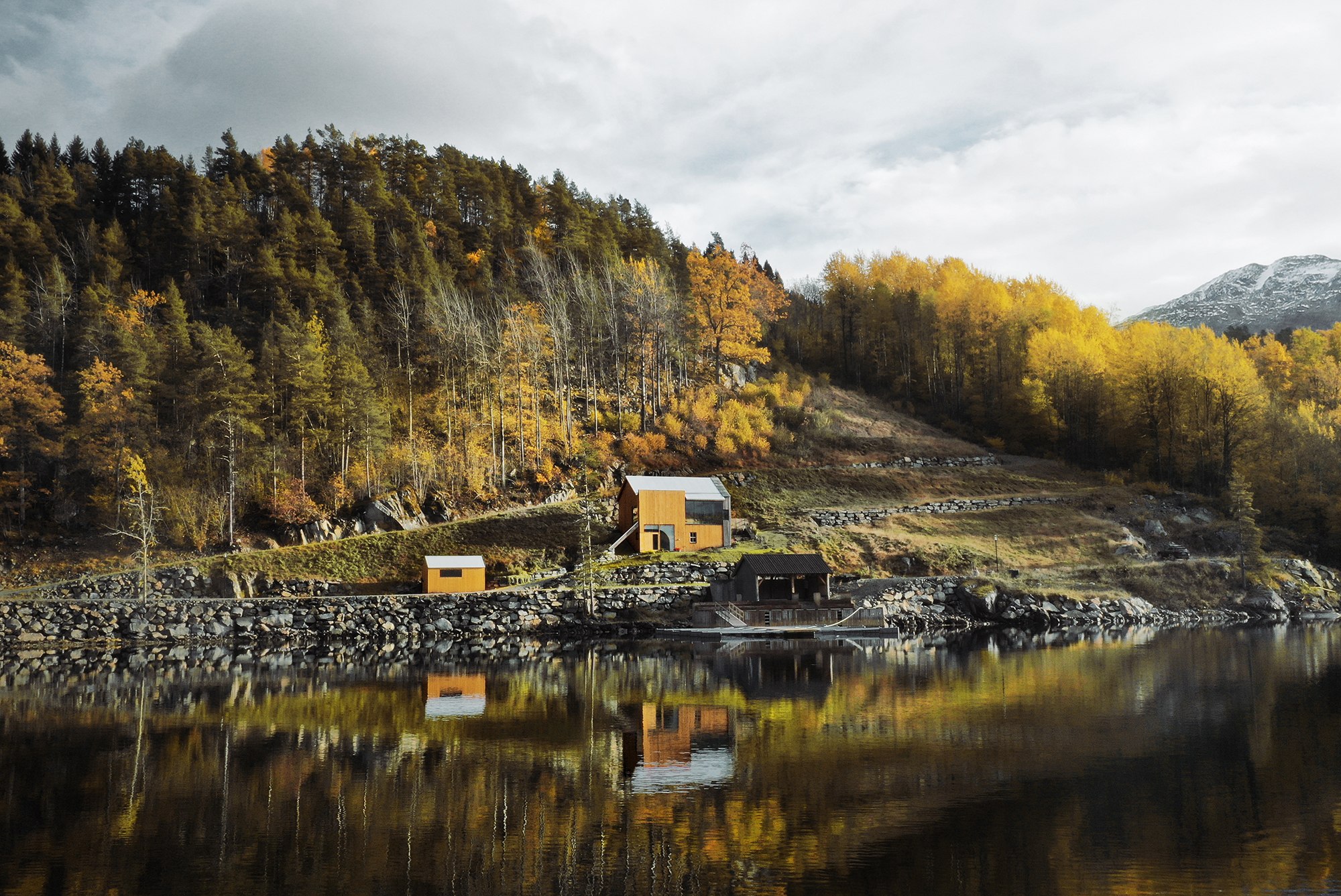 Деревянный дом на берегу норвежского озера | myDecor