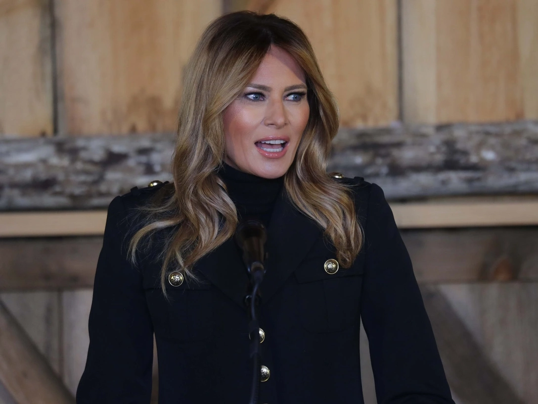 Мелания Трамп выступает во время предвыборной кампании мужа в Вест-Бенде, штат Висконсин, в субботу, 31 октября 2020 | marieclaire.ru