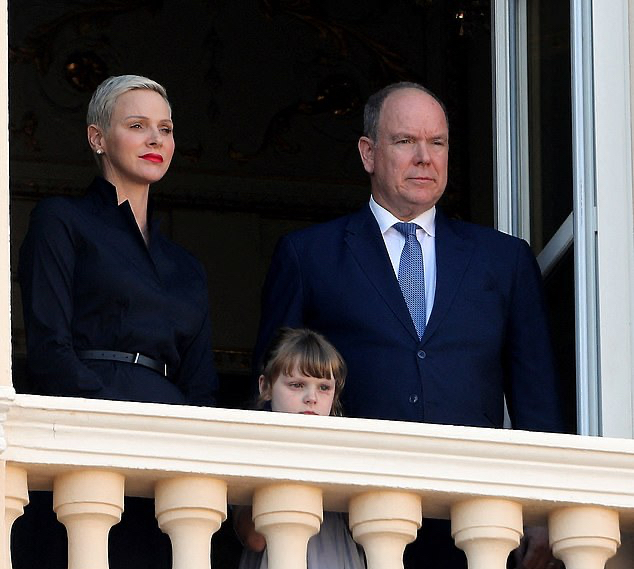 Княгиня Шарлен в черном платье и с алой помадой выглядит как готическая дива на балконе дворца в Монако