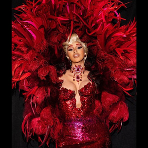 Перья, пайетки, красный цвет: Карди Би шокировала всех своим появлением на Парижской Неделе Моды