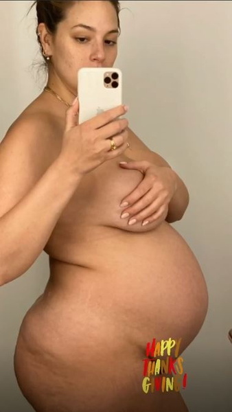 Глубоко беременная Эшли Грэм снялась обнаженной, показав целлюлит и прочие несовершенства тела