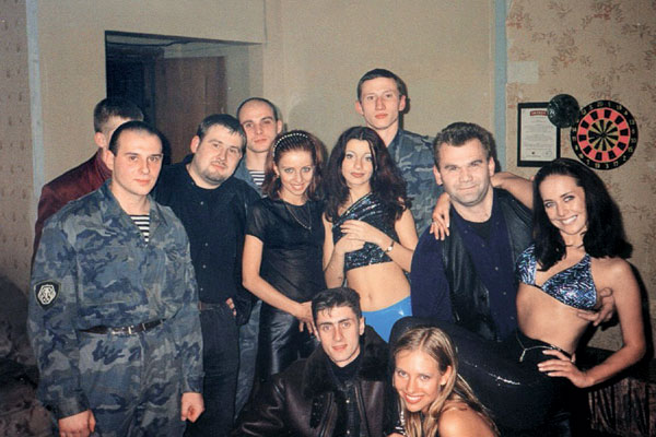 Впервые Андрей поднял Жанну на руки в 1997 году (на фото справа)