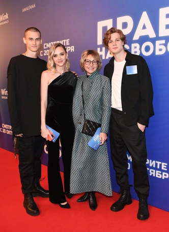 Поцелуи Бабенко и family look Кристовских: светская Москва ожила на премьере «Право на свободу»