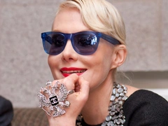 «Ходить в Chanel — это прошлый век»: Рената Литвинова сбросила бренд с модных счетов, хотя недавно носила вещи Дома не снимая