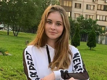 Когда объятия дороже золота: вернувшийся в отпуск из зоны СВО муж Юлии Липницкой прижал к себе жену и дочь