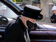Слезы душат: Елизавета II взяла с собой на похороны мужа их совместное фото