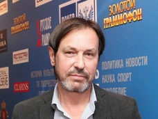 С ходунками и под руку с Дробышем. Несмотря на недуг, Николай Носков дал новый концерт