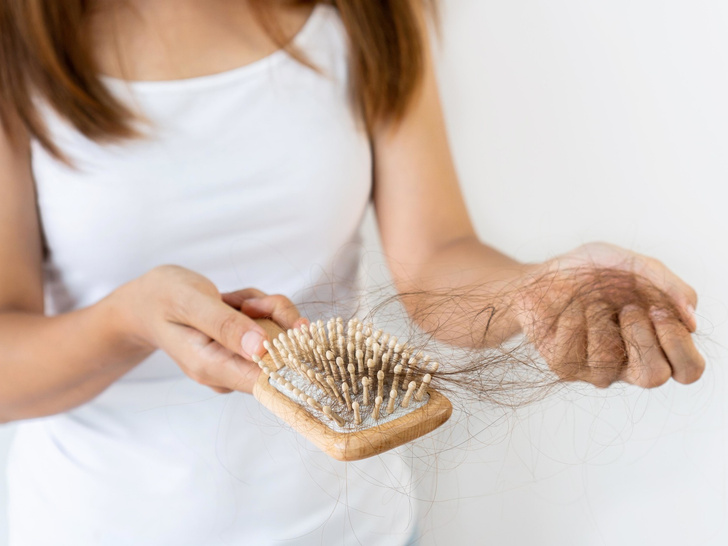 Что вы делаете не так: 3 вредные привычки, которые ведут к выпадению волос (и они есть у вас)