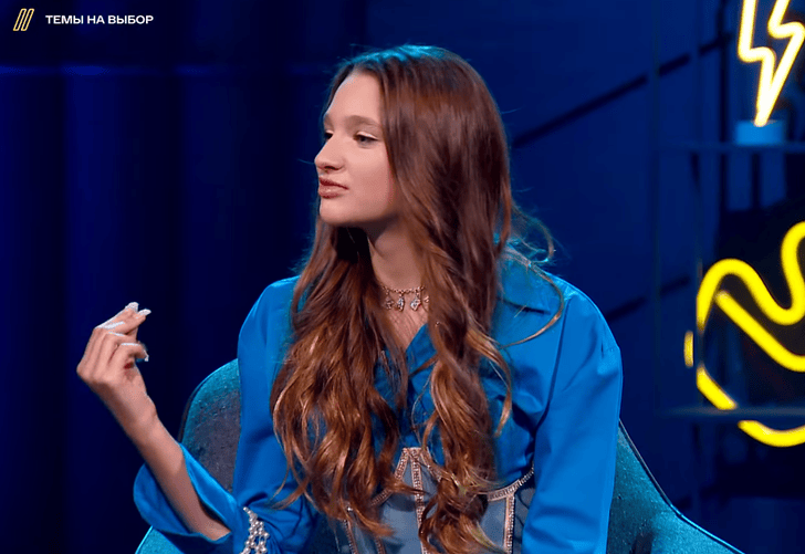 Лиза Анохина Фото В Купальнике