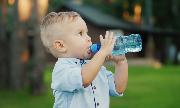 Можно ли пить воду из пластиковой бутылки, если она лежала на солнце или в душной машине