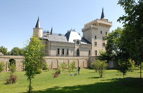 200 лет назад на месте,  где сейчас стоит замок,  находилось имение,  принадлежавшее роду  Льва Толстого
