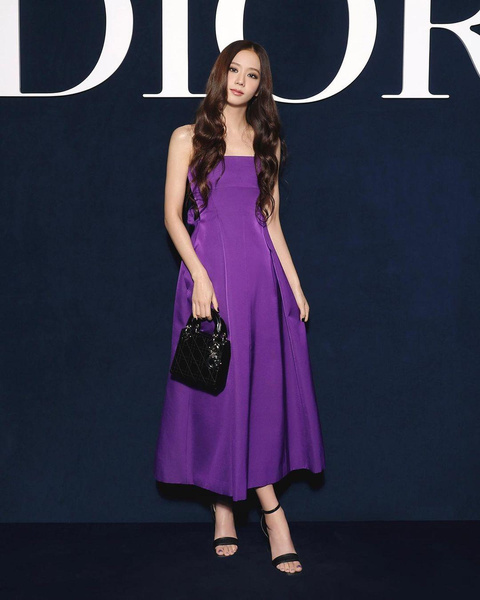 Леди в фиолетовом: Джису из BLACKPINK эффектно появилась на Неделе моды в Париже