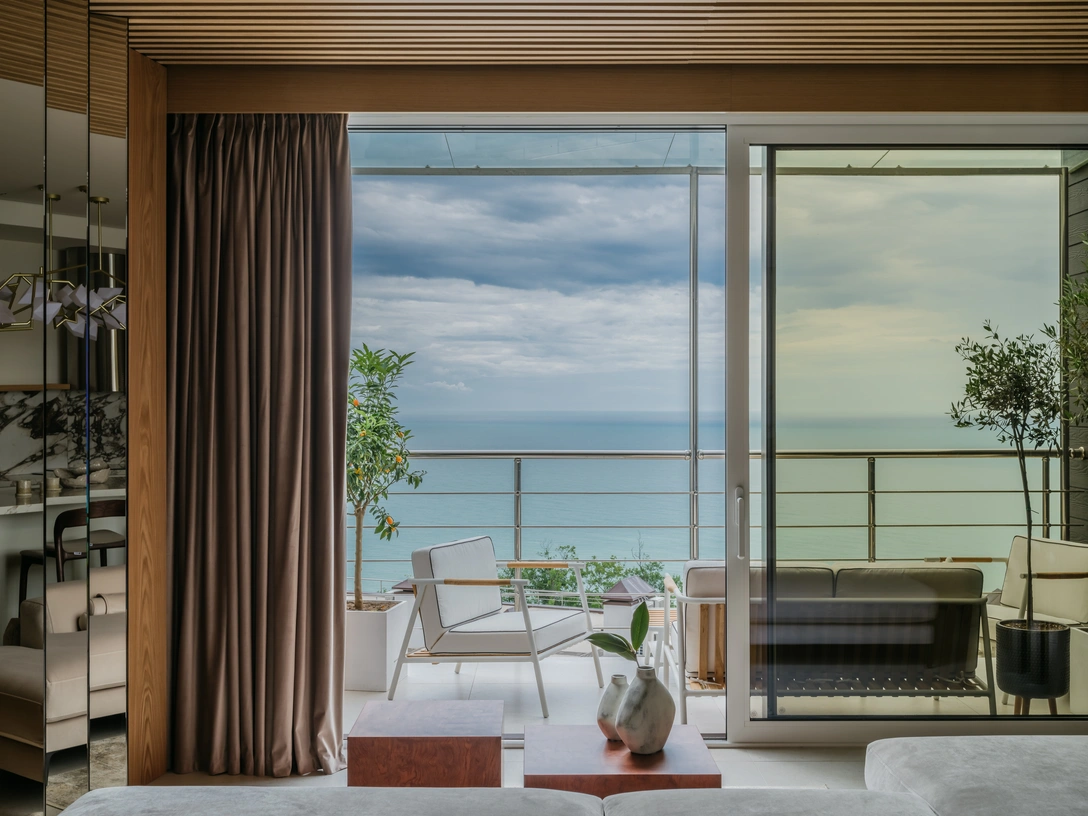 Вид из кухни-гостиной на море. | Источник: Михаил Чекалов. Стиль: Екатерина Клее