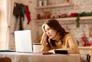 «Мама всю жизнь мною манипулирует. Как отстоять границы?»