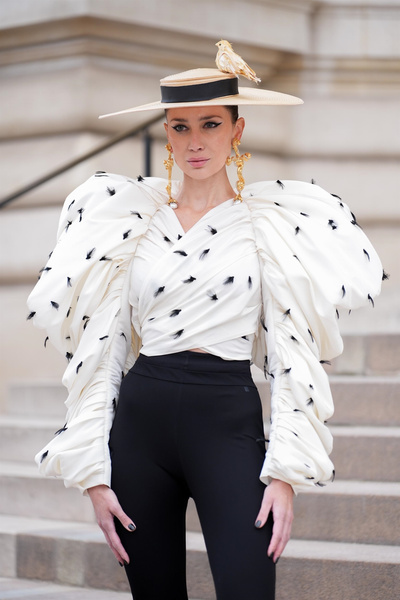 Кожа, кружево и голое тело: 8 трендовых луков от гостей Недели высокой моды в Париже