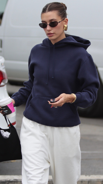 Хейли Бибер в стильном и комфортном аутфите на прогулке в Западном Голливуде