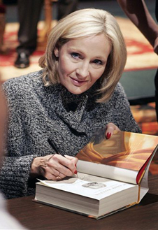 Джоан Роулинг раздает автографы к книге