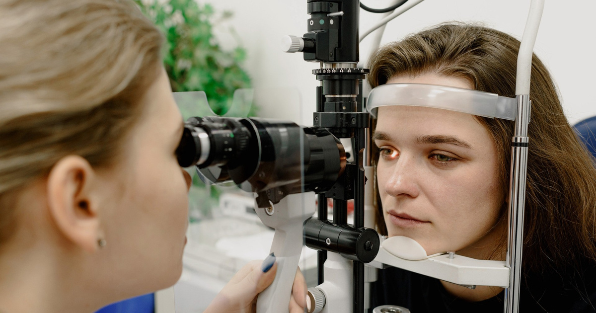 диагностика в офтальмологии. посещение врача офтальмолога. аппарат для проверки зрения. оптометрист. оптометрист.