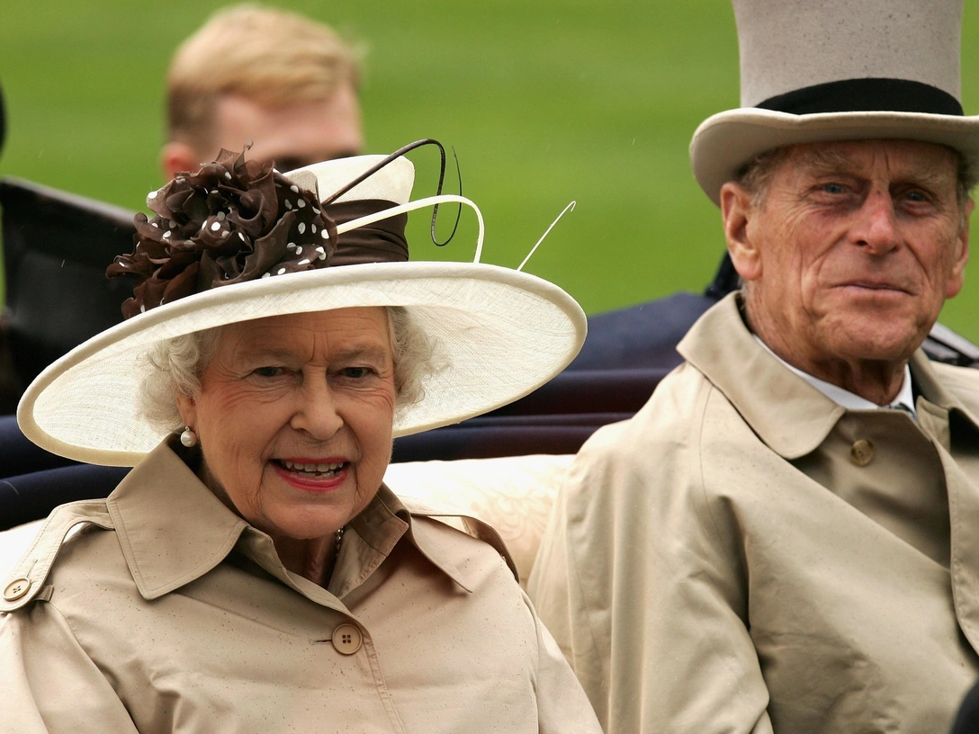 Елизавета и принц Филипп на скачках в Аскоте, 21 июня 2007 | marieclaire.ru