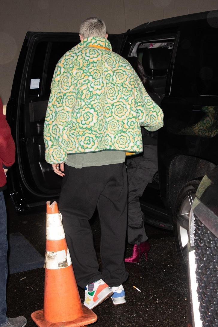Фото №1 - Ким Кардашьян на свидании с любимым Питом. В спортивных брюках и коктейльных ботильонах