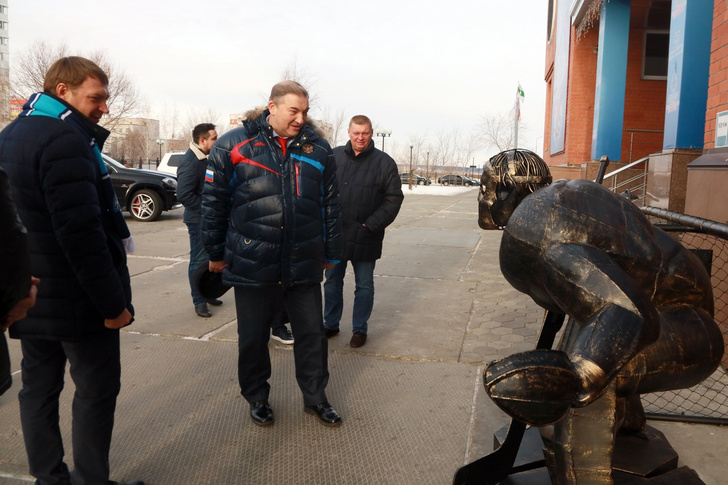В Москве поставили кринжовый памятник Владиславу Третьяку