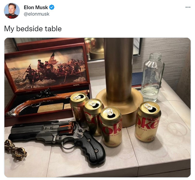 Прикроватный столик Илона Маска: самый странный флешмоб в «Твиттере»