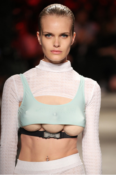 На Неделе моды в Милане на подиум вышли модели с тремя едва прикрытыми одеждой грудями