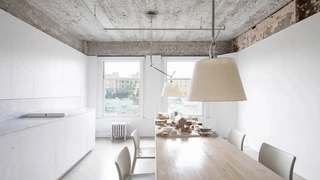 Белый цвет, дерево и бетон: офис бюро D'Arcy Jones Architects в Ванкувере