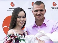 Супруга Дмитрия Тарасова выписалась из роддома