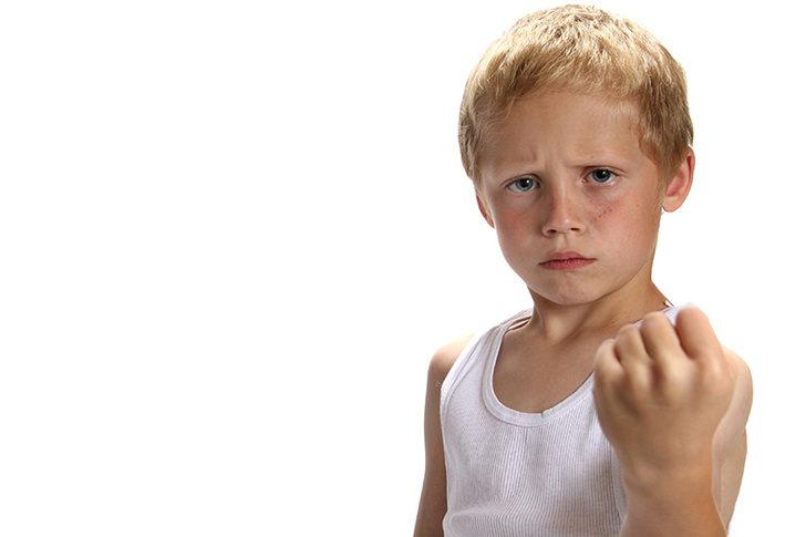 Что делать, если ребенок кусает и бьет маму: советы психологов