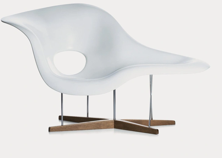 Кресло La Chaise, дизайн Чарльза и Рэй Имз 1948 года, Vitra.