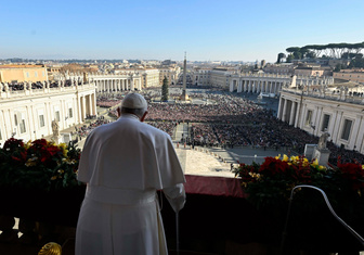 Папа поздравил католиков с Рождеством
