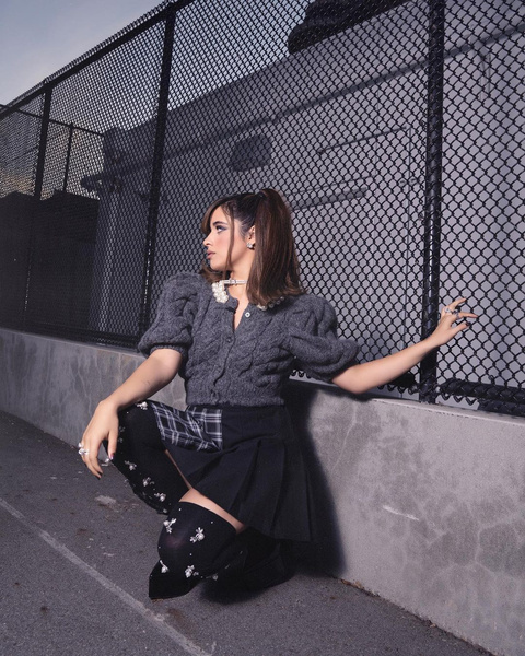 Модная прическа в стиле преппи: Камила Кабелло показала, как носить хвостик в 2023 году