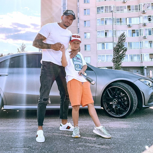 «Пусть с детства рискует»: Антон Гусев посадил 8-летнего сына за руль и катался с ним по Москве
