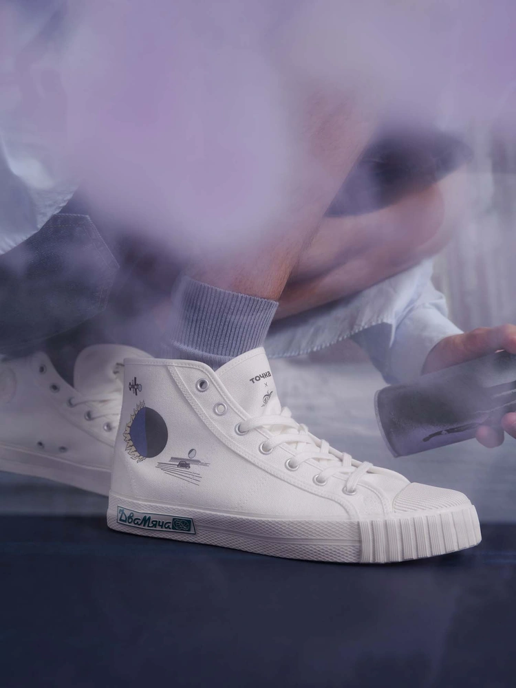 Кеды 1965: коллаборация Павла Пепперштейна с маркой «Два мяча» | Источник: shop.tochka.com