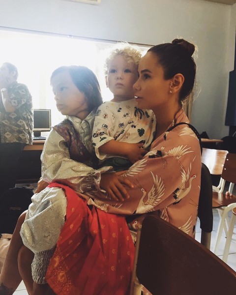 Айза Анохина с детьми