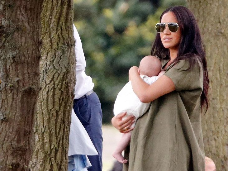 Герцогиня Меган и Арчи Харрисон Маунтбеттен-Виндзор на благотворительном матче по поло King Power Royal Charity в Billingbear Polo Club, 10 июля 2019