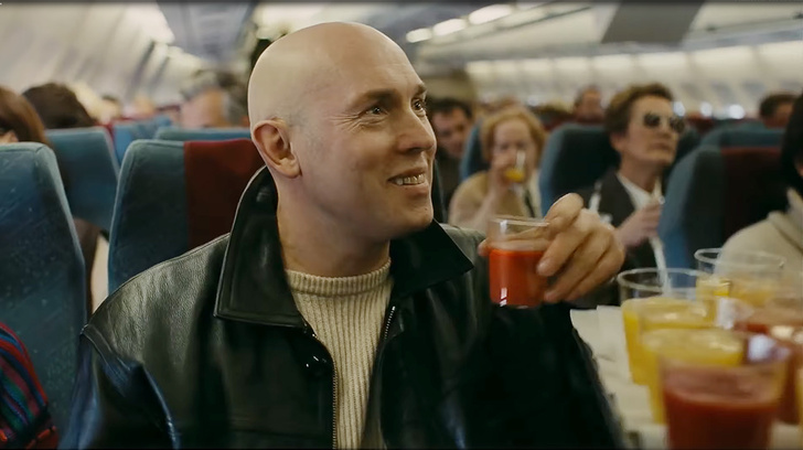 Стюардесса рассказала, почему лучше не пить томатный сок на борту самолета