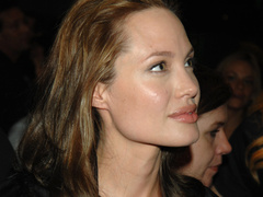 Почему «углы Джоли» незаметно превращают лицо в «провинциальный блин»